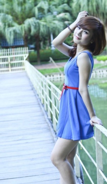 不扣紐的女孩
